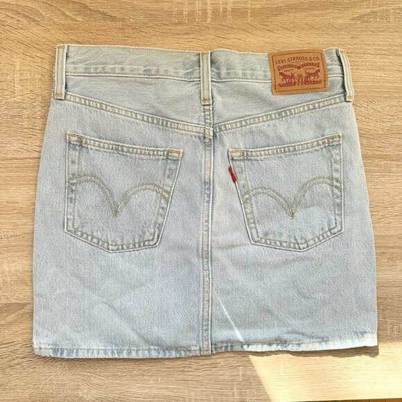 NWT Levi's Twisted Icon Denim Jean Mini Skirt Mid Rise in Light Wash Blue - Picture 4 of 4